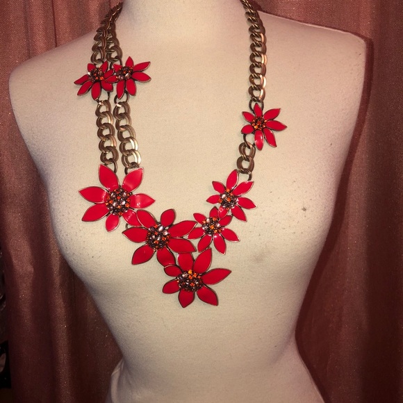 Jewelry - 🎉3 FOR $25🎉 Red flower statement necklace